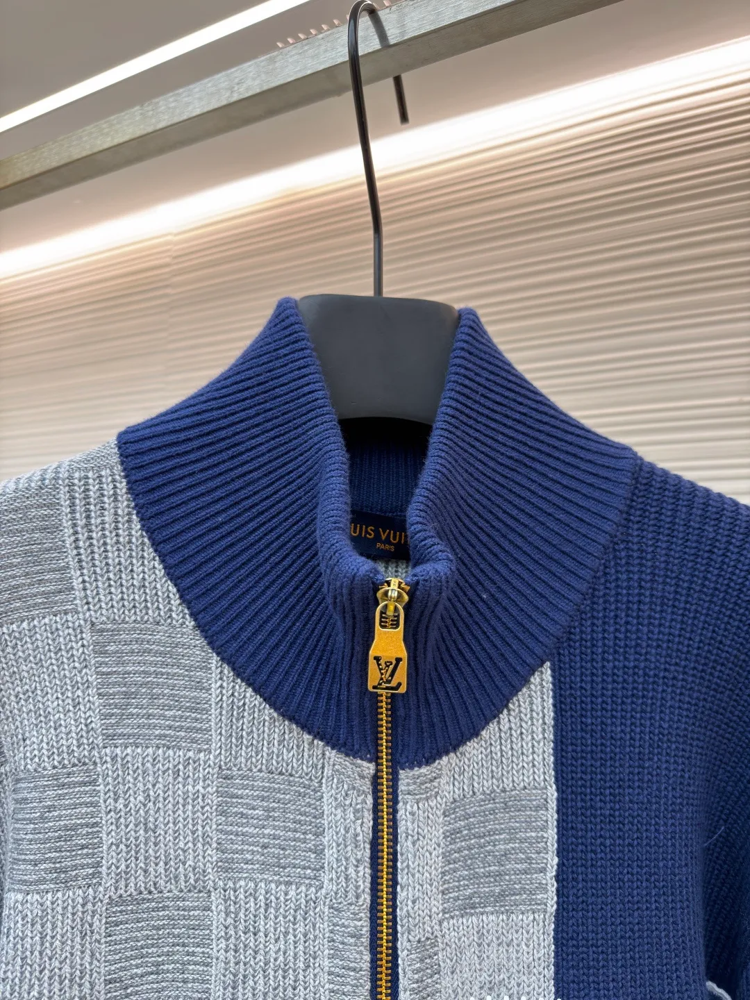 LOUIS VUITTON spliced zipper high-neck long-sleeved sweater ●Original version: purchased and developed by 22733 ●Item number: 1682536-C60 ●Fabric: 100% cotton ●Technology: knitted ●Color: navy ●Version: fitted version ●Weight: about 1245 grams ●Size: S-M-L-XL ●Description: This LOUIS The VUITTON spliced knitted cardigan is woven from high-quality wool blended yarns. The body is created using a combination of jacquard and plain knitting techniques. The checkerboard and presbyopic patterns have a three-dimensional texture. The fabric is delicate, soft, waxy and elastic. It has both warmth retention and breathability, and is not prone to pilling or snagging. The body adopts a deconstructed splicing design. Knitted fabrics with different textures are stitched by hand. The splicing lines are straight and fine, strong and layered. The neckline is a stand-up collar design, with customized metal zippers that are smooth and durable. The pockets on both sides are made with patch pockets. The ribbed edges on the cuffs and hem are moderately elastic. The overall cut is a loose silhouette. The customized accessories and three labels are complete. The details and craftsmanship show the brand's ingenuity. It is suitable for various wear scenarios such as daily leisure and light business. The overall wiring is straight and delicate, the fabric is comfortable and soft, and the color is consistent without color difference. It can be matched with the same style to create a fashionable look and control various occasions. Customized accessories, complete with three standards, same style for men and women!